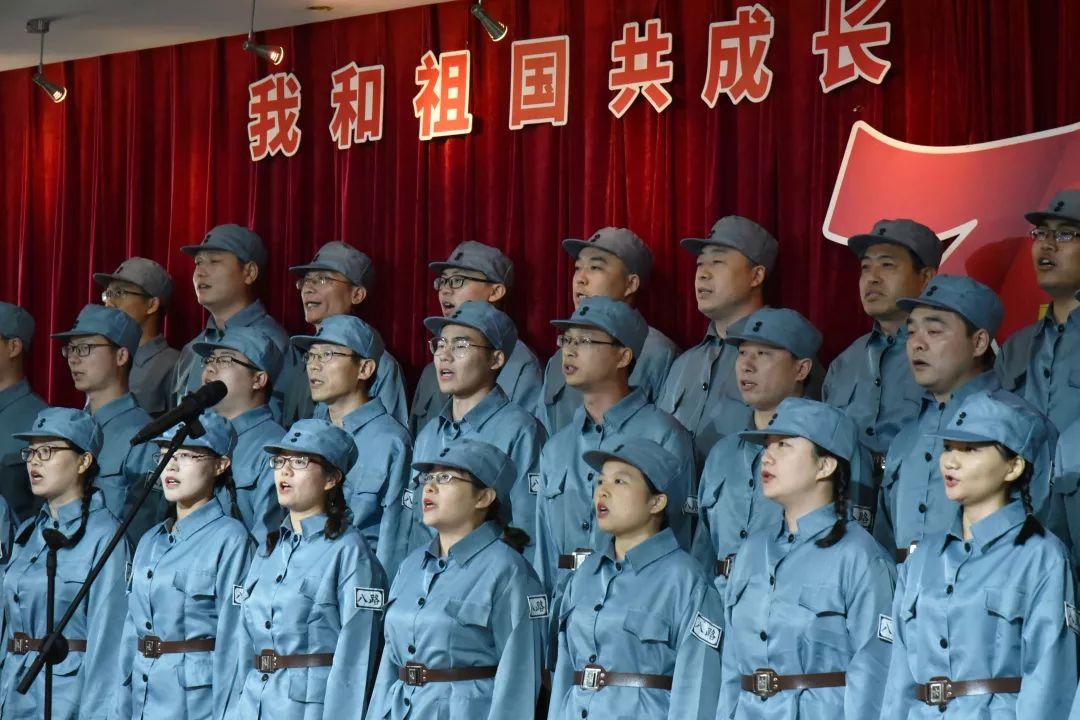 省十四届人大二次会议举行主席团常务主席第一次会议